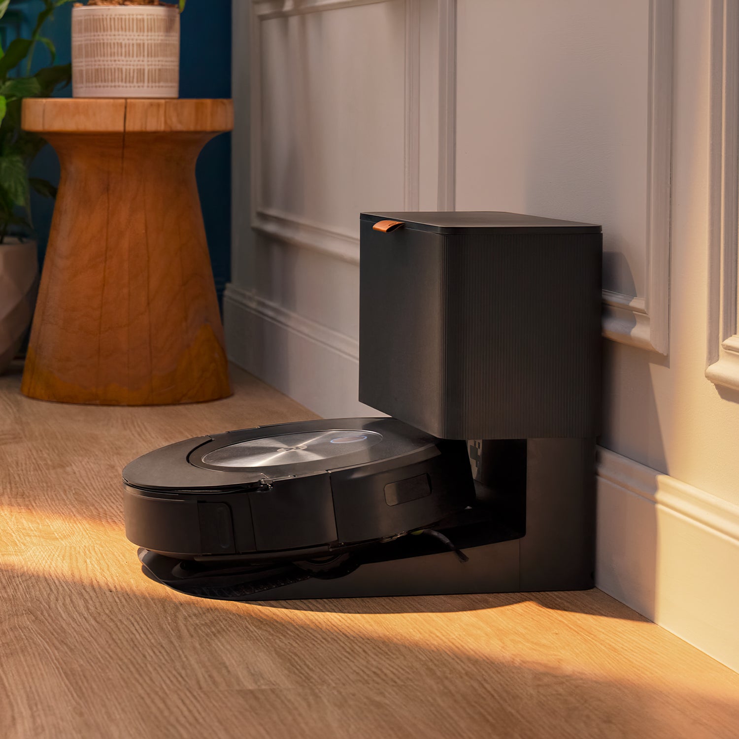 iRobot Roomba j7+ 本体 充電ドック付き Robô Roomba Combo J7+, 2 em 1, Aspira e Passa Pano da iRobot 127v e 22